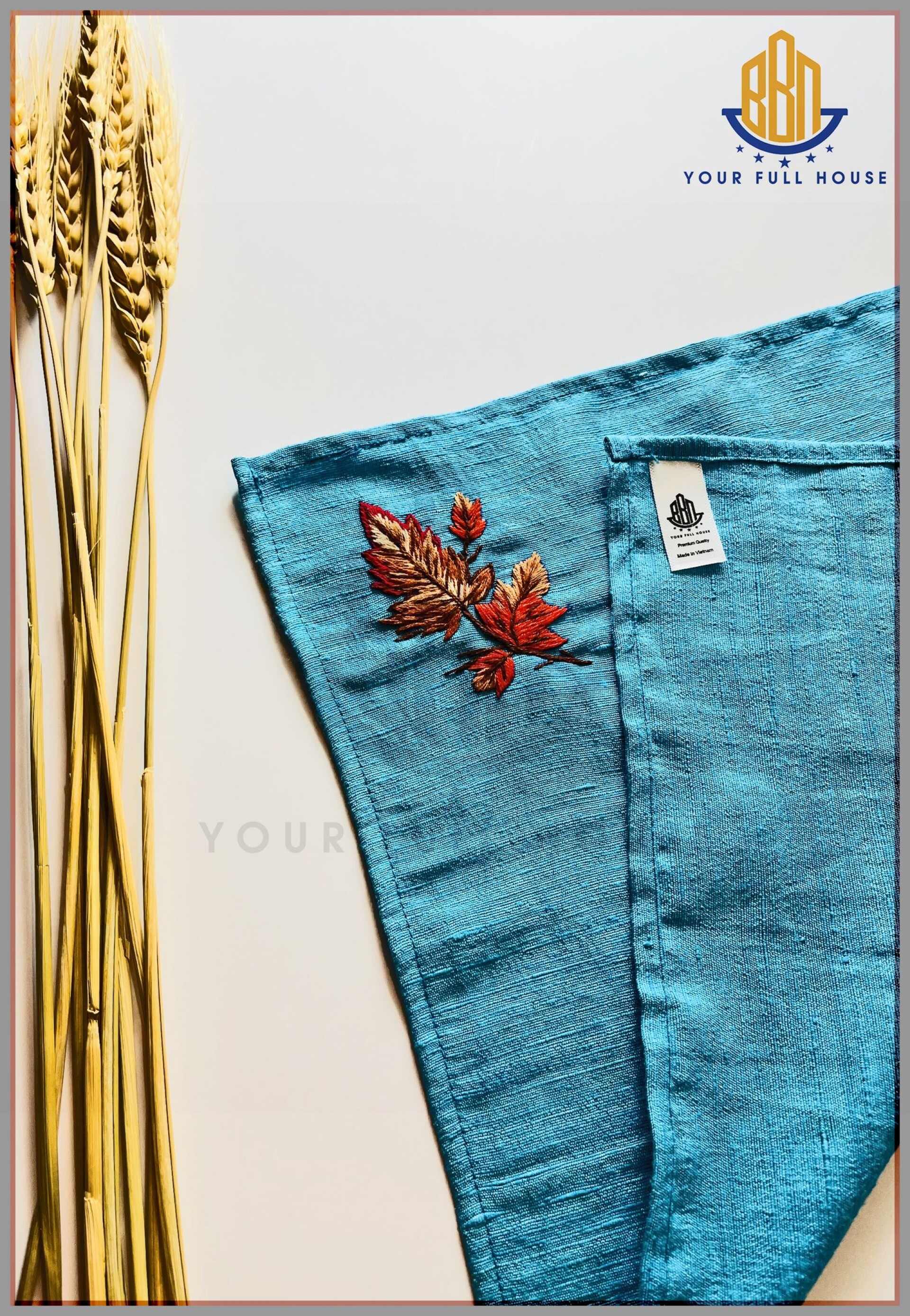 Khăn tay tơ tằm thêu hình lá phong